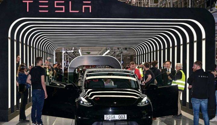 Tesla recalls more than 350,000 vehicles in the United States